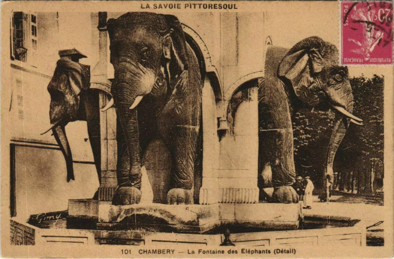 Carte postale ancienne Chambery La Fontaine des Elephants
