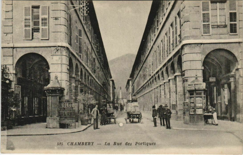 Carte postale ancienne Chambery La Rue des Portiques