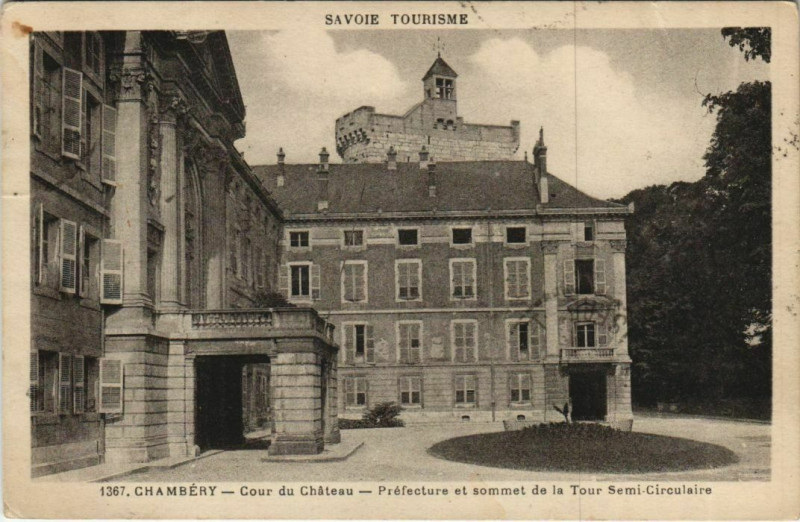 Carte postale ancienne Chambery Cour du Chateau - Prefecture - Tour Semi-Circulaire