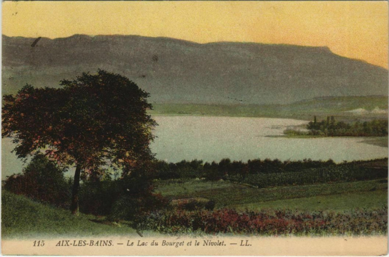 Carte postale ancienne Aix-les-Bains Le Lac du Bourget et le Nivolet à Aix-les-Bains