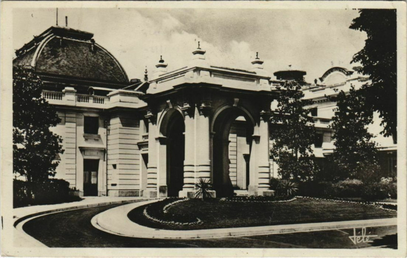 Carte postale ancienne Aix-les-Bains Entree du Grand-Cercle à Aix-les-Bains