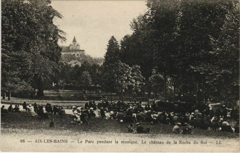 Carte postale ancienne Aix-les-Bains Le Parc Pendant la Musique à Aix-les-Bains