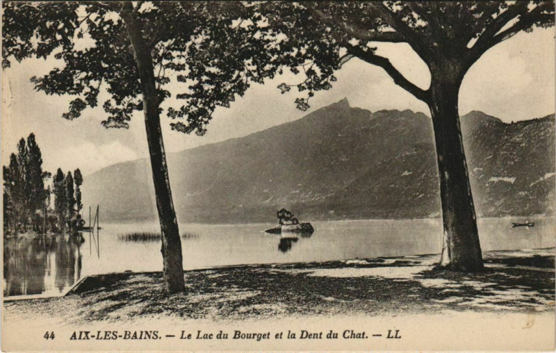 Carte postale ancienne Aix-les-Bains Le Lac du Bourget et la Dent du Chat à Aix-les-Bains