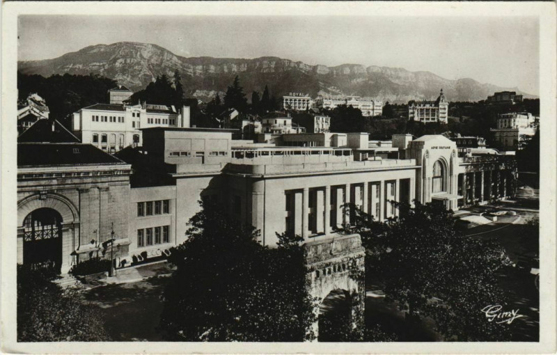 Carte postale ancienne Aix-les-Bains Vue Generale - Les Grands Hotels et le Mont Revard à Aix-les-Bains