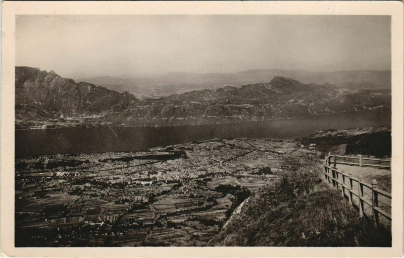 Carte postale ancienne Aix-les-Bains Vue Generale et le Lac du Bourget à Aix-les-Bains