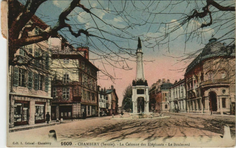 Carte postale ancienne Chambery La Colonne des Elephants - Le Boulevard