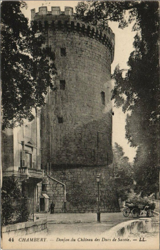 Carte postale ancienne Chambery Donjon du Chateau des Ducs de Savoie