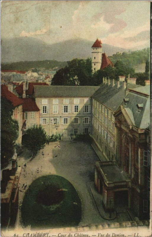 Carte postale ancienne Chambery Cour du Chateau - Vue du Donjon