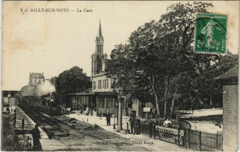 Carte postale ancienne Ailly-Sur-Noye La Gare à Ailly-sur-Noye
