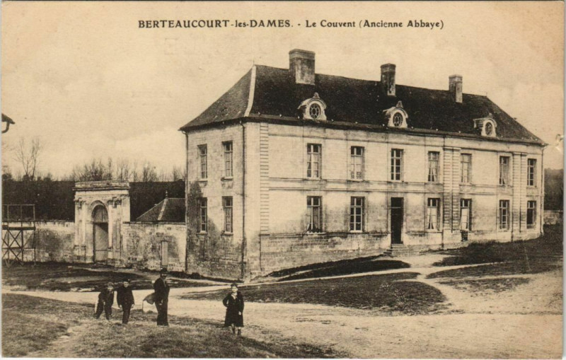 Carte postale ancienne Berteaucourt-Les-Dames Le Couvent à Berteaucourt-les-Dames