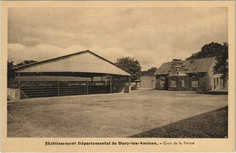 Carte postale ancienne Dury-Les-Amiens Cour de la ferme à Amiens