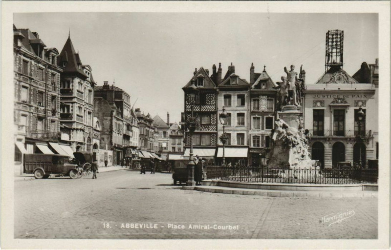 Carte postale ancienne Abbeville place Amiral-Courbet à Abbeville