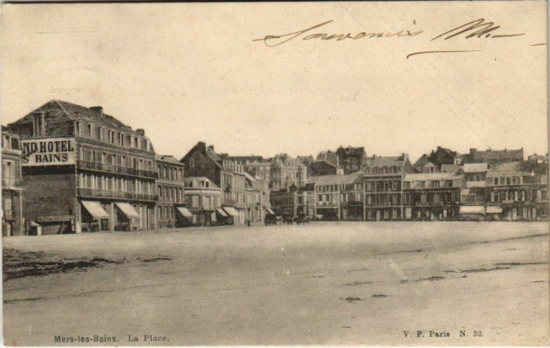 Carte postale ancienne Mers-Les-Bains La Place à Mers-les-Bains