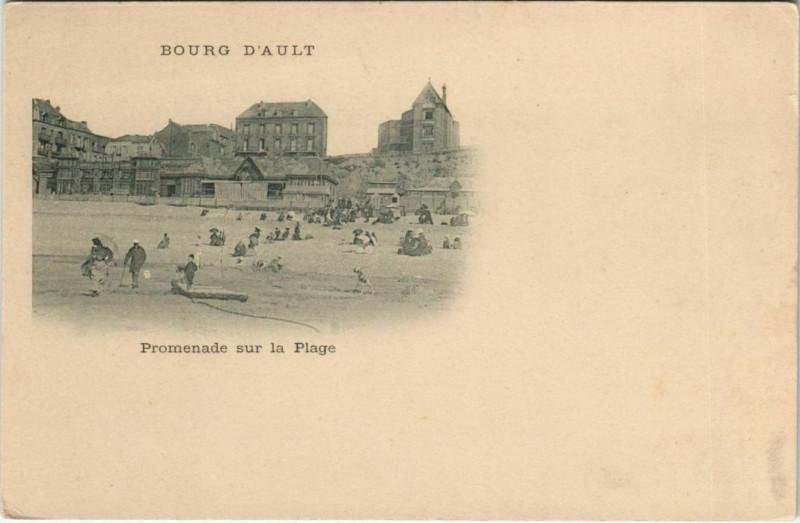 Carte postale ancienne Bourg D'Ault Promenade sur la Plage à Ault