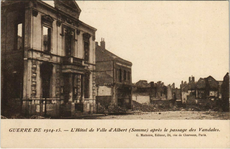 Carte postale ancienne Guerre Albert hotel de ville à Albert
