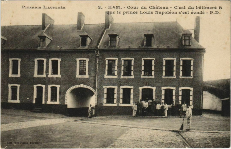 Carte postale ancienne Ham Cour du Chateau à Ham