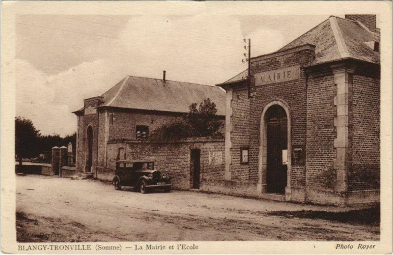 Carte postale ancienne Blangy-Tronville la Mairie et Ecole à Blangy-Tronville
