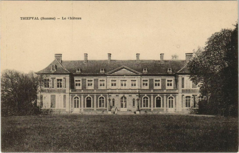 Carte postale ancienne Thiepval Le Chateau à Thiepval
