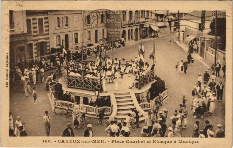 Carte postale ancienne Cayeux-Sur-Mer Place Coubert et Kiosque a Musique à Cayeux-sur-Mer