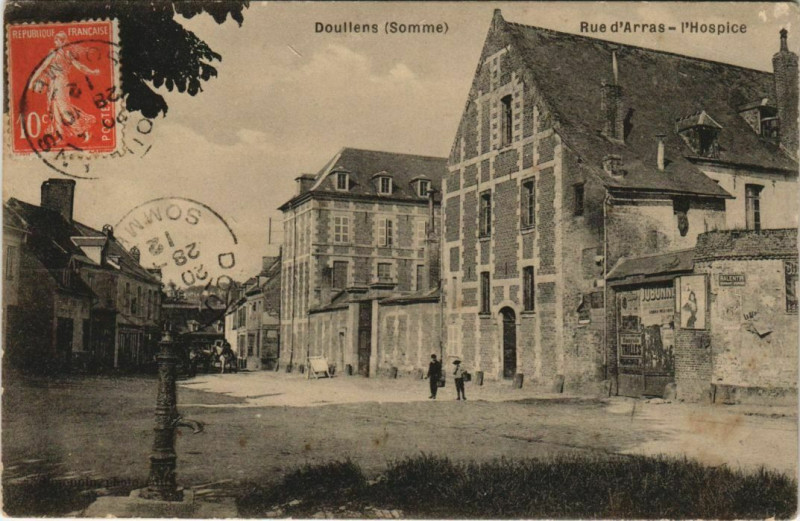 Carte postale ancienne Doullens Rue d'Arras Hospice à Doullens