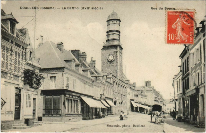 Carte postale ancienne Doullens Le Beffroi Rue du boure à Doullens