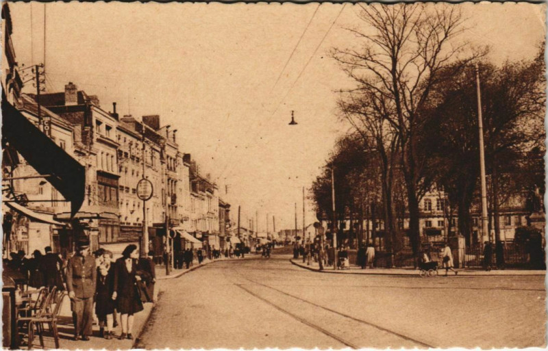 Carte postale ancienne Amiens place René-Colbert à Amiens