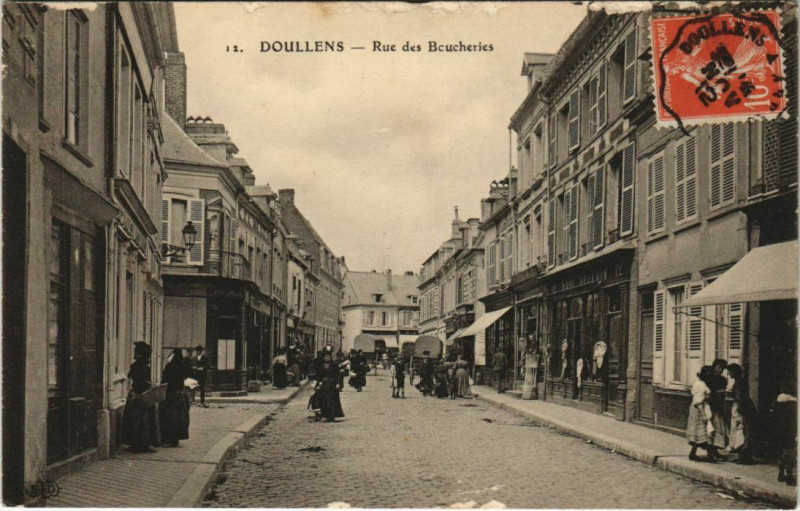 Carte postale ancienne Doullens Rue des boucheries à Doullens