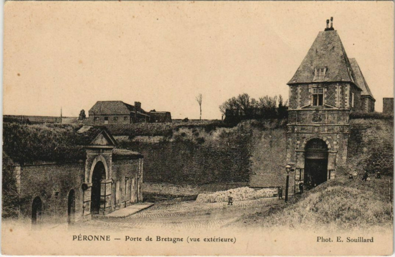 Carte postale ancienne Peronne Porte de Bretagne
