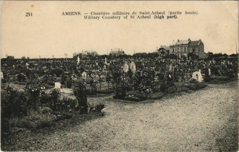 Carte postale ancienne Amiens Cimetiere militaire à Amiens