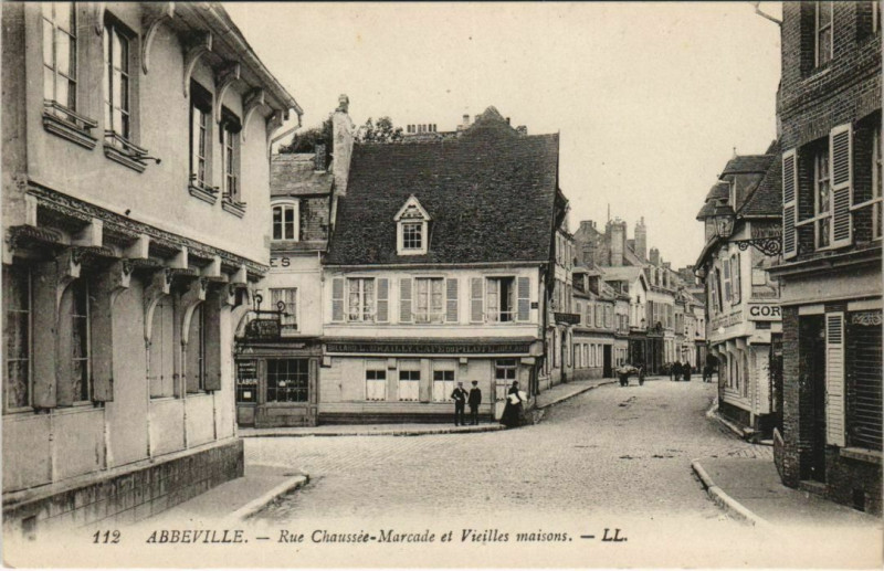 Carte postale ancienne Abbeville Rue Chaussée-Marcade et Vieilles maisons à Abbeville