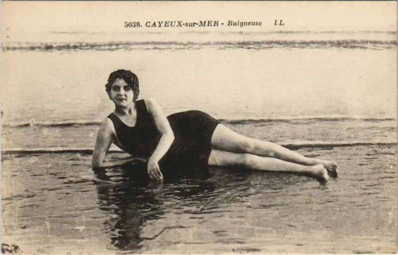 Carte postale ancienne Cayeux-Sur-Mer baigneuse à Cayeux-sur-Mer