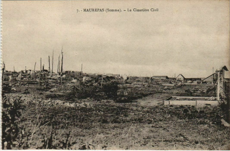 Carte postale ancienne Guerre Maurepas Cometiere Civil à Maurepas