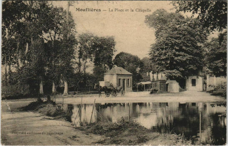 Carte postale ancienne Mouflieres La Place et la Chapelle