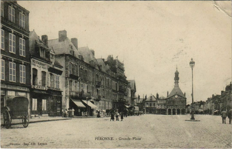 Carte postale ancienne Peronne grande place