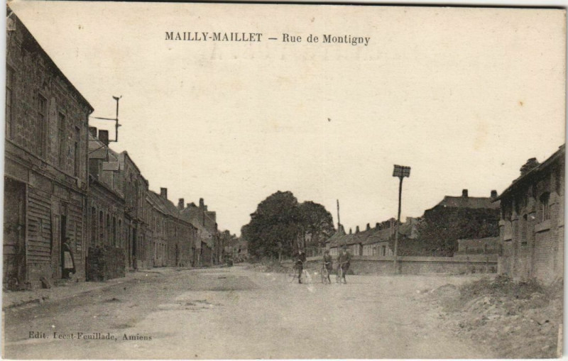 Carte postale ancienne Mailly-Maillet Rue de Montigny à Mailly-Maillet