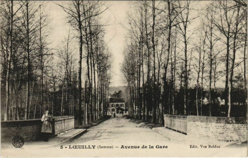 Carte postale ancienne Loeully Avenue de la gare à Y