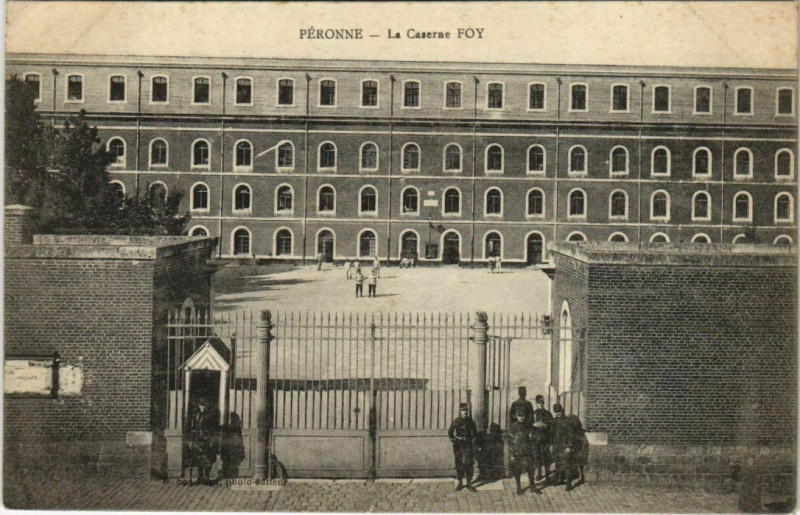 Carte postale ancienne Peronne La Caserne Foy à Y