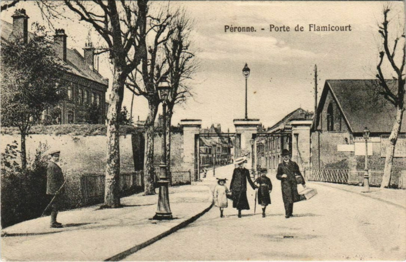 Carte postale ancienne Peronne Porte Flamicourt