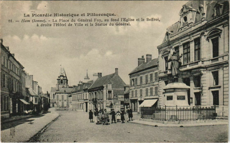 Carte postale ancienne Ham Place du Général Foy à Ham