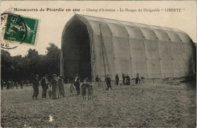 Carte postale ancienne Champ d'Aviation Le Hangar du Dirigeable Liberte à Ham