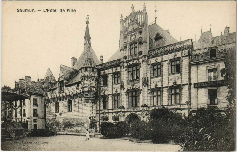 Carte postale ancienne Saumur Hotel de Ville France à Saumur