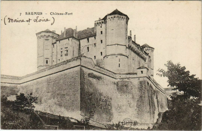 Carte postale ancienne Saumur Chateau Fort France à Saumur