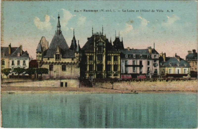 Carte postale ancienne Saumur La Loire et Hotel de Ville France à Saumur