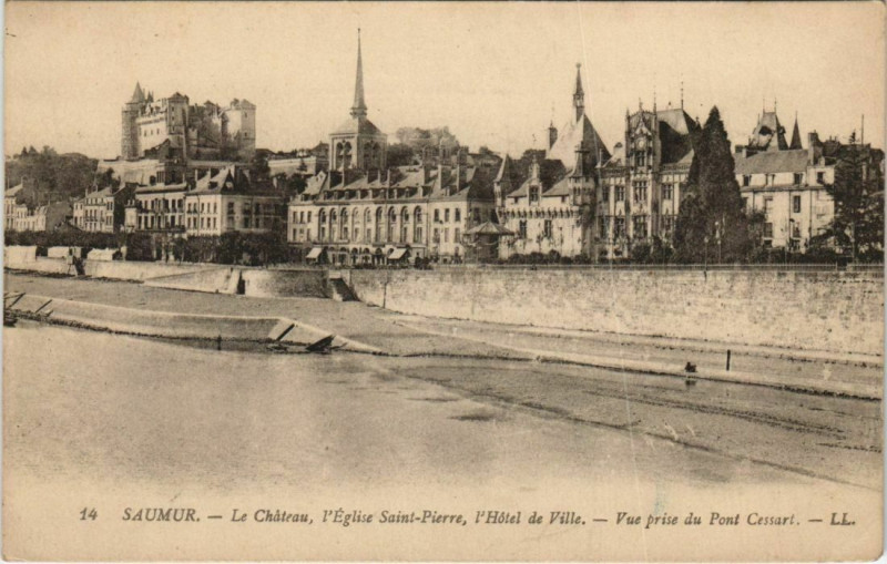 Carte postale ancienne Saumur Le Chateau, Eglise Saint-Pierre, Hotel de Ville France à Saumur
