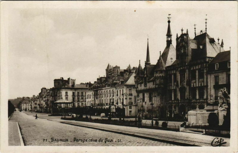 Carte postale ancienne Saumur Perspective du Quai France à Saumur