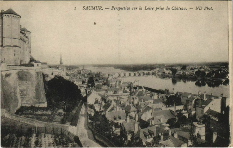 Carte postale ancienne Saumur Perspective sur la Loire France à Saumur
