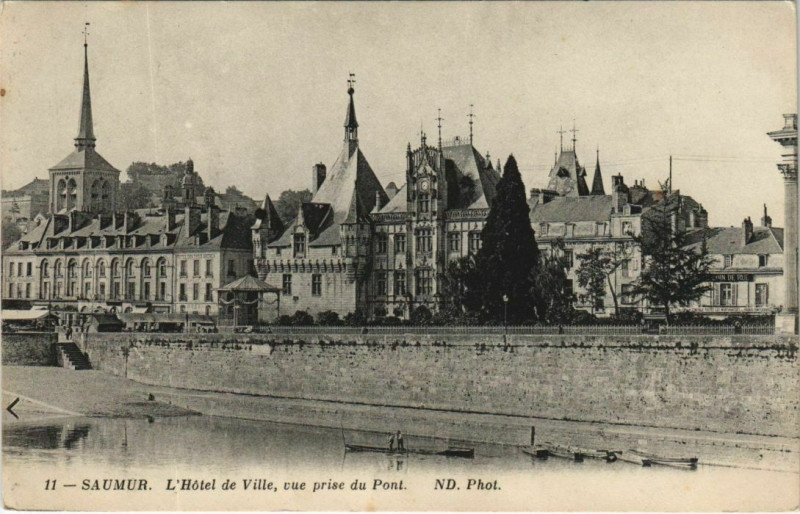 Carte postale ancienne Saumur Hotel de Ville France à Saumur