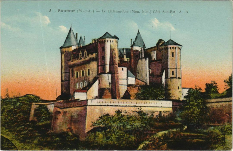 Carte postale ancienne Saumur Chateau Fort France à Saumur