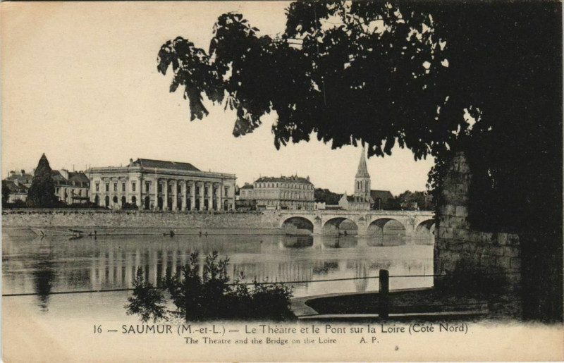 Carte postale ancienne Saumur Le Theatre et le Pont sur la Loire France à Saumur