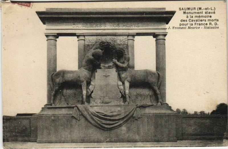 Carte postale ancienne Saumur Monument a la memoire des Cavaliers France à Saumur